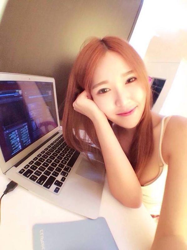 美女玩家 奶瓶妹 Tong Lee Yann 胸器 豪乳 性感私照 美女自拍