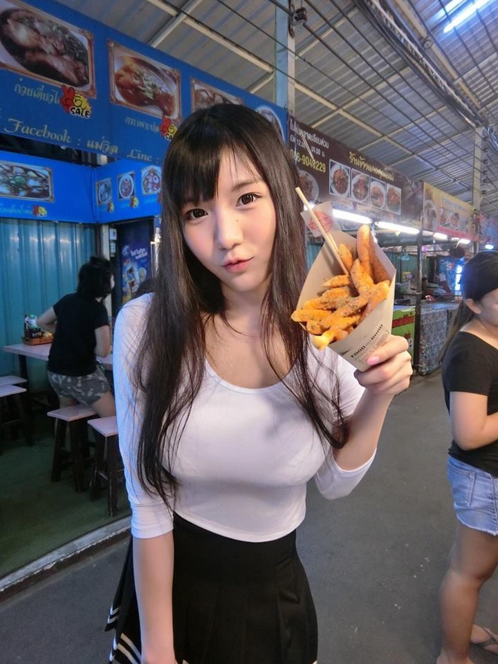 泰国美女 网络红人 棒糖妹 Arisara Karbdecho 胸器 豪乳 性感私照 美女自拍