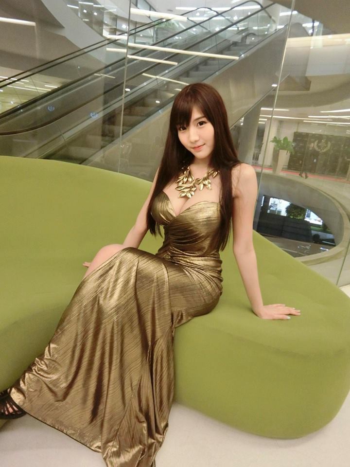 泰国美女 网络红人 棒糖妹 Arisara Karbdecho 胸器 豪乳 性感私照 美女自拍